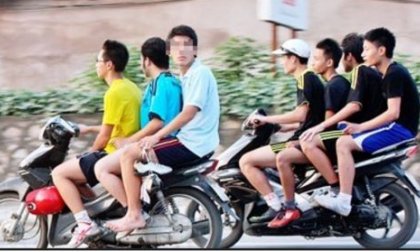 Mức phạt xe máy chở theo từ 03 người trở lên trên xe